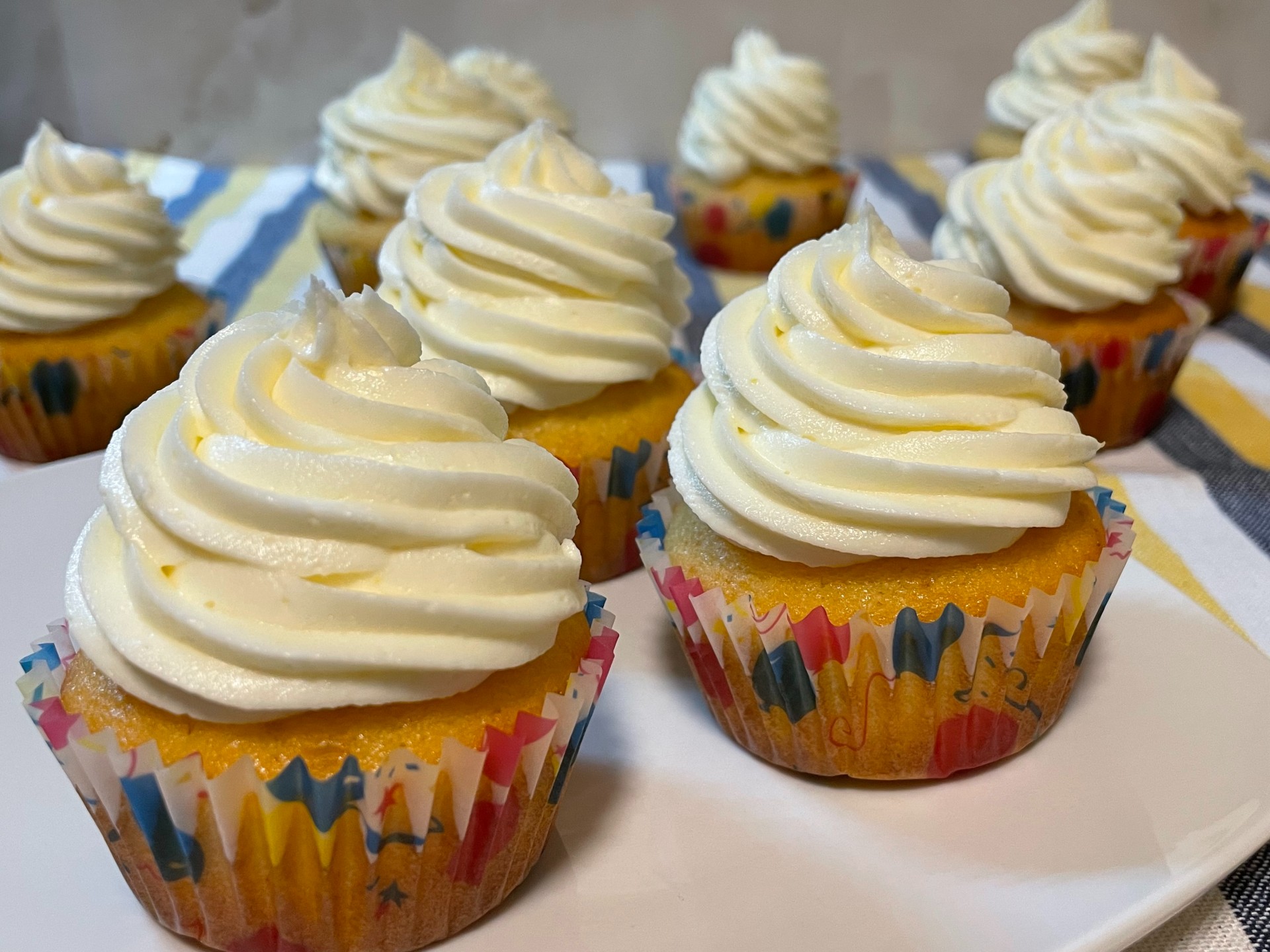 Ανακάλυψε την πιο αφράτη συνταγή για lemon cupcakes με δροσερή βουτυρόκρεμα λεμονιού.