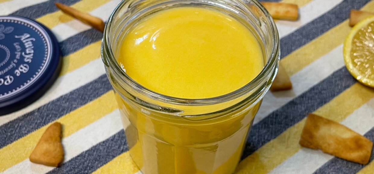 Ανακάλυψε εύκολη συνταγή για lemon curd με πλούσια γεύση λεμονιού. Ιδανική για γλυκά, τάρτες και πρωινό σε λίγα λεπτά!
