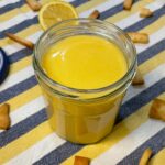 Ανακάλυψε εύκολη συνταγή για lemon curd με πλούσια γεύση λεμονιού. Ιδανική για γλυκά, τάρτες και πρωινό σε λίγα λεπτά!