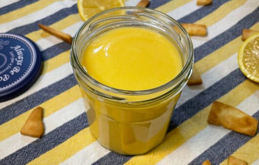 Ανακάλυψε εύκολη συνταγή για lemon curd με πλούσια γεύση λεμονιού. Ιδανική για γλυκά, τάρτες και πρωινό σε λίγα λεπτά!