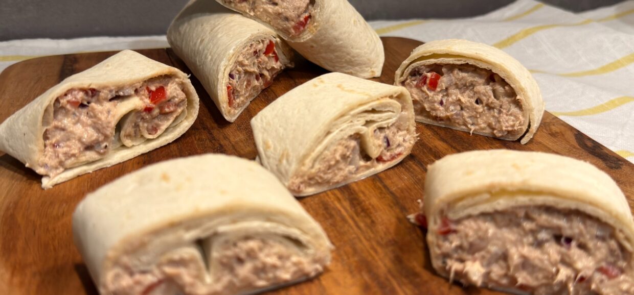 Τόνος Wrap που θα γίνει η νέα σου εμμονή! Κρεμώδης τόνος, δροσερό γιαούρτι, τραγανό κόκκινο κρεμμύδι και ζουμερά ντοματίνια τυλιγμένα σε τορτίγια.