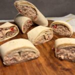 Τόνος Wrap που θα γίνει η νέα σου εμμονή! Κρεμώδης τόνος, δροσερό γιαούρτι, τραγανό κόκκινο κρεμμύδι και ζουμερά ντοματίνια τυλιγμένα σε τορτίγια.