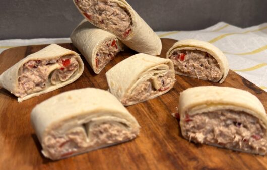 Τόνος Wrap που θα γίνει η νέα σου εμμονή! Κρεμώδης τόνος, δροσερό γιαούρτι, τραγανό κόκκινο κρεμμύδι και ζουμερά ντοματίνια τυλιγμένα σε τορτίγια.