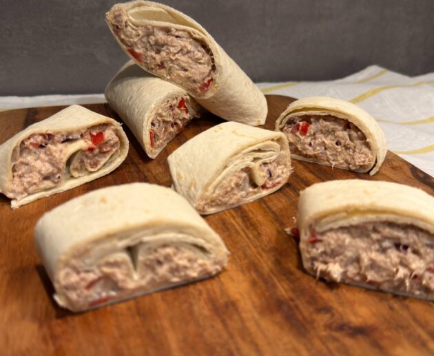 Τόνος Wrap που θα γίνει η νέα σου εμμονή! Κρεμώδης τόνος, δροσερό γιαούρτι, τραγανό κόκκινο κρεμμύδι και ζουμερά ντοματίνια τυλιγμένα σε τορτίγια.