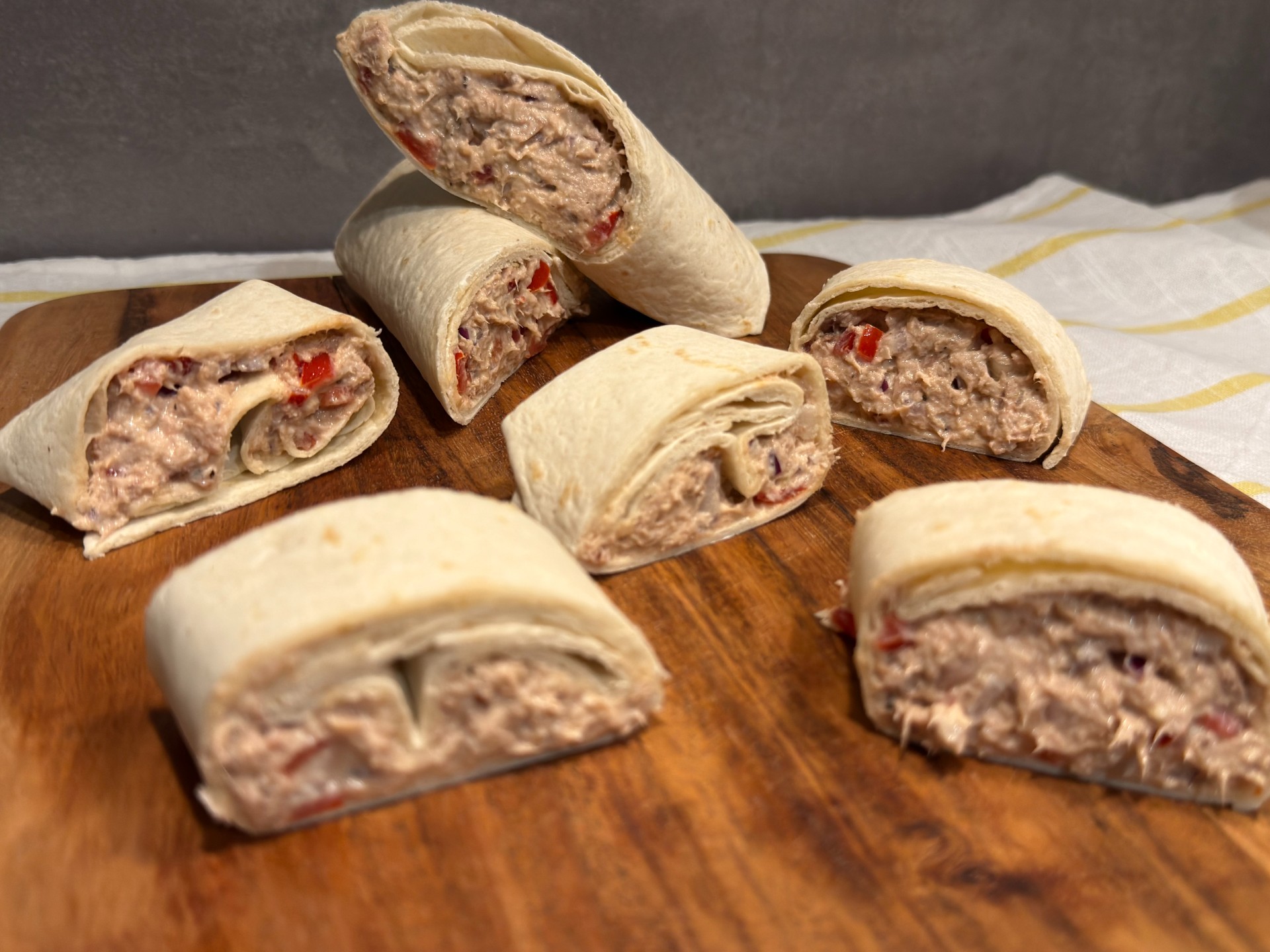 Τόνος Wrap που θα γίνει η νέα σου εμμονή! Κρεμώδης τόνος, δροσερό γιαούρτι, τραγανό κόκκινο κρεμμύδι και ζουμερά ντοματίνια τυλιγμένα σε τορτίγια.