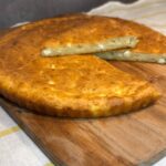 Εύκολη και αφράτη τυρόπιτα χωρίς φύλλο με γιαούρτι και φέτα, έτοιμη σε λίγα λεπτά. Η πιο γρήγορη σπιτική συνταγή για λαχταριστή τυρόπιτα στο ταψί.