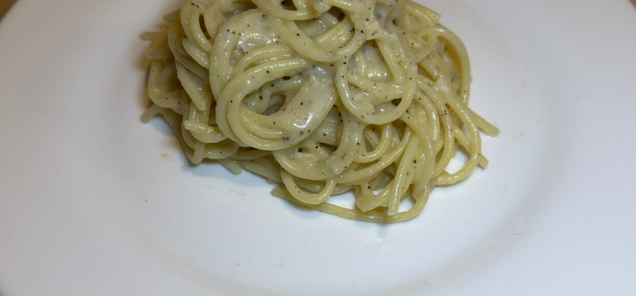 Αυθεντική ιταλική μακαρονάδα cacio e pepe με σπαγκέτι, πεκορίνο και φρεσκοτριμμένο πιπέρι. Εύκολη και γρήγορη συνταγή με λίγα υλικά και πλούσια γεύση.