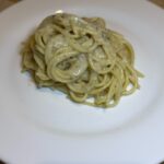 Αυθεντική ιταλική μακαρονάδα cacio e pepe με σπαγκέτι, πεκορίνο και φρεσκοτριμμένο πιπέρι. Εύκολη και γρήγορη συνταγή με λίγα υλικά και πλούσια γεύση.