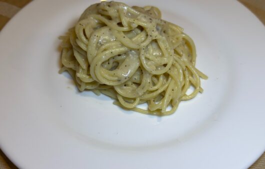 Αυθεντική ιταλική μακαρονάδα cacio e pepe με σπαγκέτι, πεκορίνο και φρεσκοτριμμένο πιπέρι. Εύκολη και γρήγορη συνταγή με λίγα υλικά και πλούσια γεύση.