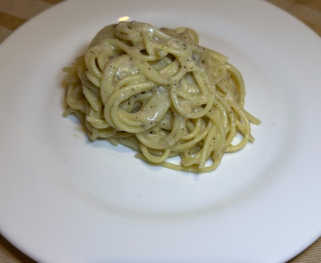 Αυθεντική ιταλική μακαρονάδα cacio e pepe με σπαγκέτι, πεκορίνο και φρεσκοτριμμένο πιπέρι. Εύκολη και γρήγορη συνταγή με λίγα υλικά και πλούσια γεύση.