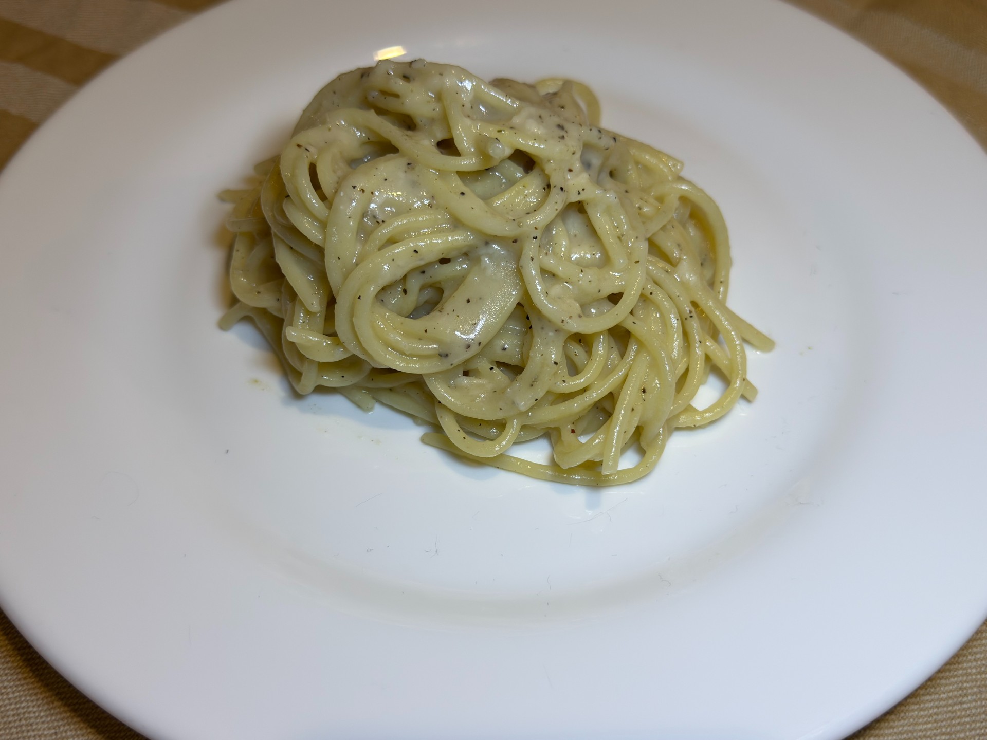 Αυθεντική ιταλική μακαρονάδα cacio e pepe με σπαγκέτι, πεκορίνο και φρεσκοτριμμένο πιπέρι. Εύκολη και γρήγορη συνταγή με λίγα υλικά και πλούσια γεύση.