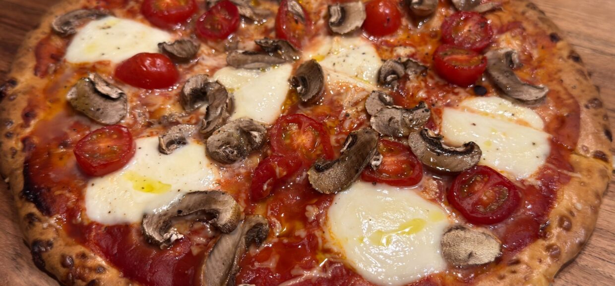 Πρωτεϊνική pizza με τυρί κότατζ είναι αφράτη, πανεύκολη και έτοιμη σε χρόνο μηδέν. Με λίγα βασικά υλικά φτιάχνεις μια ελαφριά βάση για πίτσα.