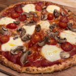 Πρωτεϊνική pizza με τυρί κότατζ είναι αφράτη, πανεύκολη και έτοιμη σε χρόνο μηδέν. Με λίγα βασικά υλικά φτιάχνεις μια ελαφριά βάση για πίτσα.