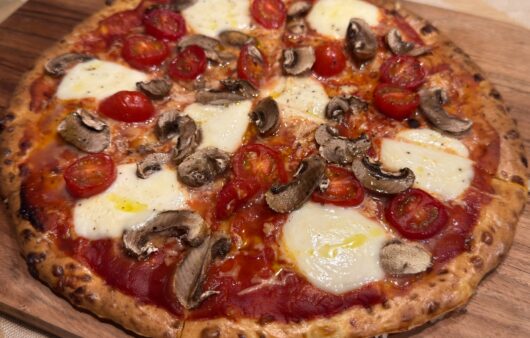 Πρωτεϊνική pizza με τυρί κότατζ είναι αφράτη, πανεύκολη και έτοιμη σε χρόνο μηδέν. Με λίγα βασικά υλικά φτιάχνεις μια ελαφριά βάση για πίτσα.