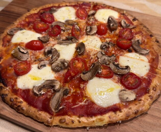 Πρωτεϊνική pizza με τυρί κότατζ είναι αφράτη, πανεύκολη και έτοιμη σε χρόνο μηδέν. Με λίγα βασικά υλικά φτιάχνεις μια ελαφριά βάση για πίτσα.