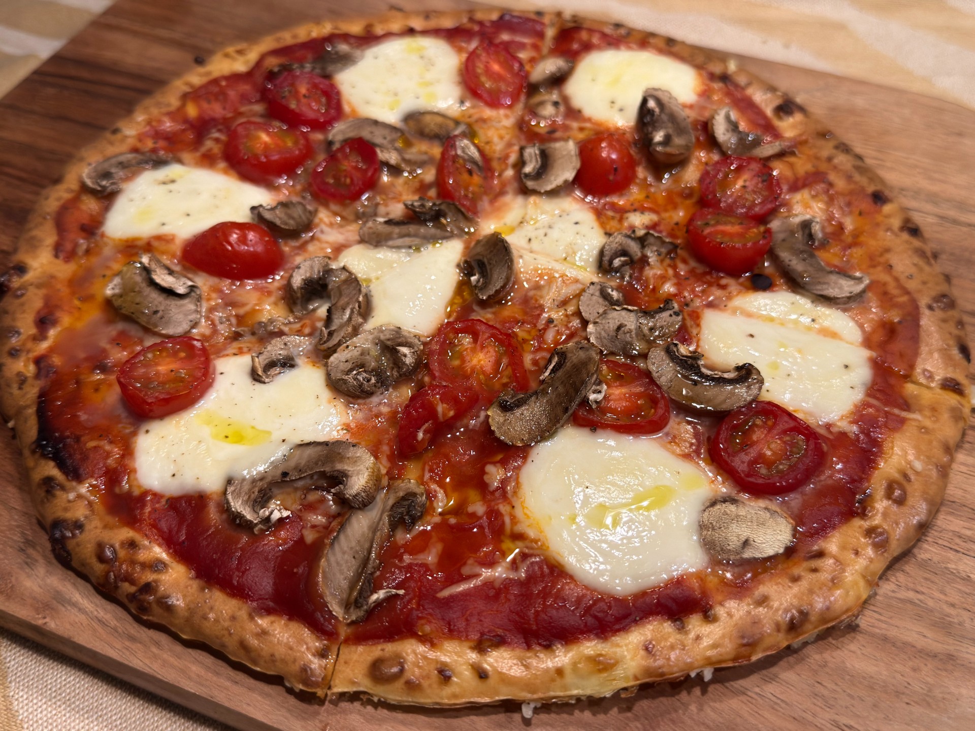 Πρωτεϊνική pizza με τυρί κότατζ είναι αφράτη, πανεύκολη και έτοιμη σε χρόνο μηδέν. Με λίγα βασικά υλικά φτιάχνεις μια ελαφριά βάση για πίτσα.