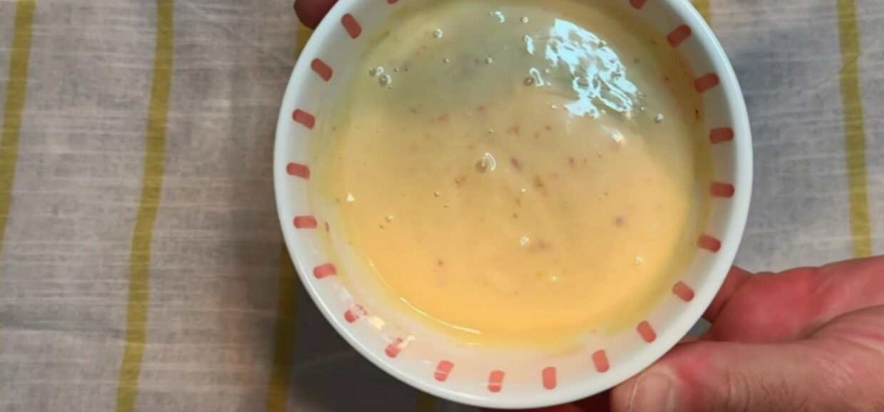 Ανακάλυψε την πιο εύκολη και γευστική σως Sriracha Mayo με μέλι και λεμόνι. Πικάντικη, κρεμώδης και έτοιμη σε 2 λεπτά – ιδανική για burgers, sushi, fries και wraps.