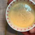 Ανακάλυψε την πιο εύκολη και γευστική σως Sriracha Mayo με μέλι και λεμόνι. Πικάντικη, κρεμώδης και έτοιμη σε 2 λεπτά – ιδανική για burgers, sushi, fries και wraps.
