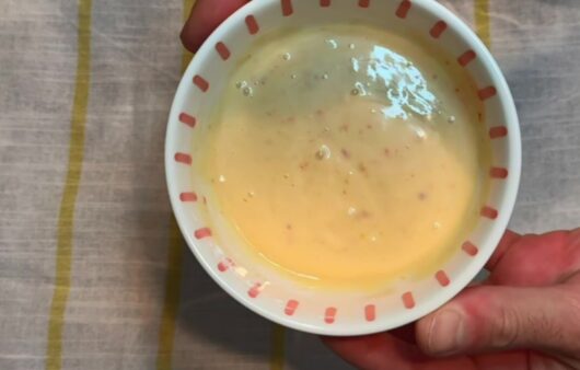 Ανακάλυψε την πιο εύκολη και γευστική σως Sriracha Mayo με μέλι και λεμόνι. Πικάντικη, κρεμώδης και έτοιμη σε 2 λεπτά – ιδανική για burgers, sushi, fries και wraps.