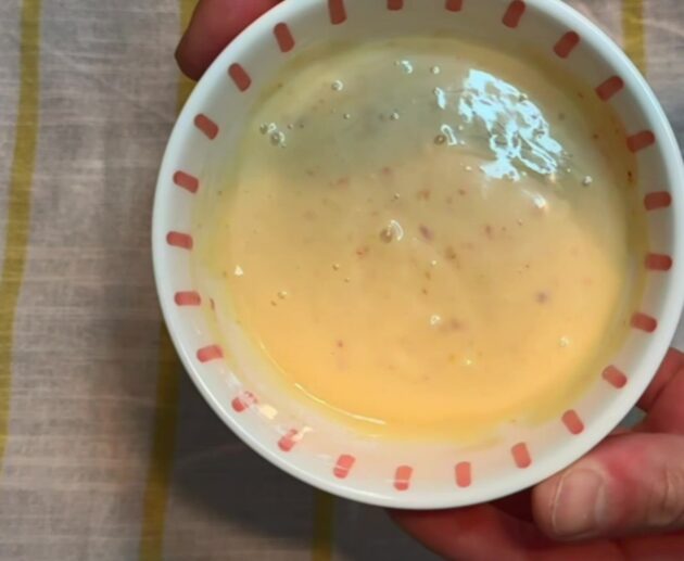 Ανακάλυψε την πιο εύκολη και γευστική σως Sriracha Mayo με μέλι και λεμόνι. Πικάντικη, κρεμώδης και έτοιμη σε 2 λεπτά – ιδανική για burgers, sushi, fries και wraps.