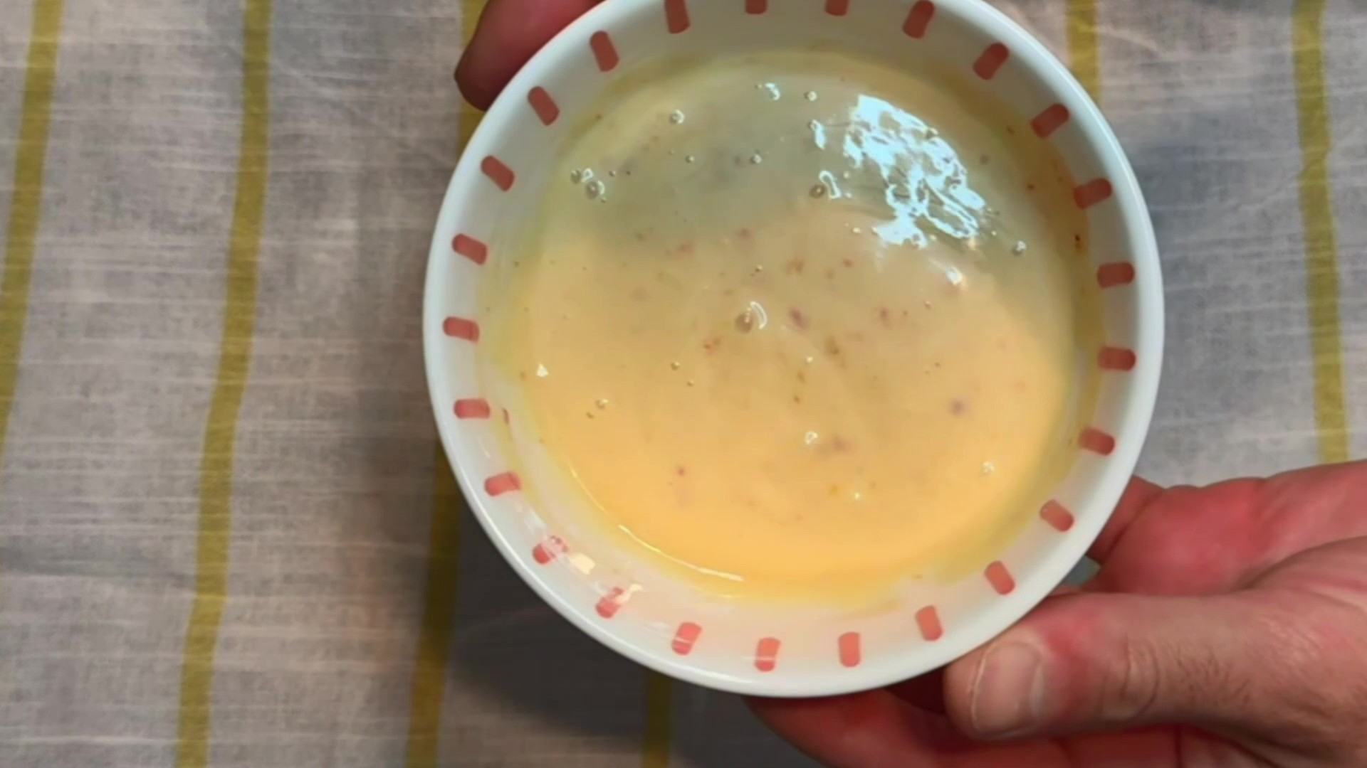 Ανακάλυψε την πιο εύκολη και γευστική σως Sriracha Mayo με μέλι και λεμόνι. Πικάντικη, κρεμώδης και έτοιμη σε 2 λεπτά – ιδανική για burgers, sushi, fries και wraps.