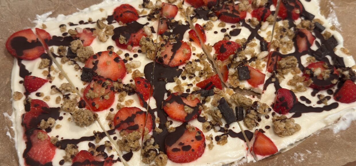 Protein Yogurt Bark. Κρεμώδες γιαούρτι με πρωτεΐνη, μέλι και επικαλύψεις που παγώνουν στην κατάψυξη και σπάνε σε απολαυστικά κομμάτια.
