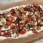 Protein Yogurt Bark. Κρεμώδες γιαούρτι με πρωτεΐνη, μέλι και επικαλύψεις που παγώνουν στην κατάψυξη και σπάνε σε απολαυστικά κομμάτια.