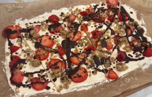 Protein Yogurt Bark. Κρεμώδες γιαούρτι με πρωτεΐνη, μέλι και επικαλύψεις που παγώνουν στην κατάψυξη και σπάνε σε απολαυστικά κομμάτια.