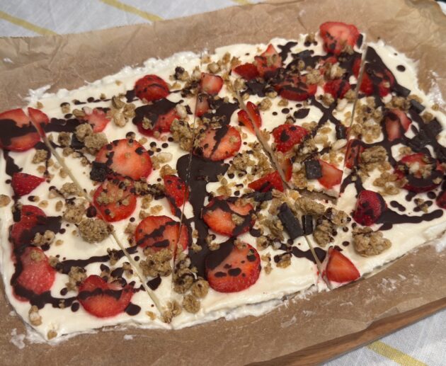 Protein Yogurt Bark. Κρεμώδες γιαούρτι με πρωτεΐνη, μέλι και επικαλύψεις που παγώνουν στην κατάψυξη και σπάνε σε απολαυστικά κομμάτια.