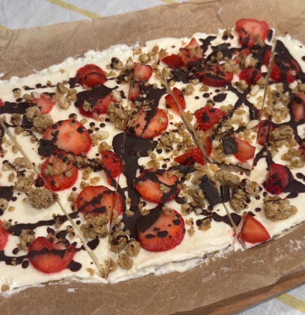 Protein Yogurt Bark. Κρεμώδες γιαούρτι με πρωτεΐνη, μέλι και επικαλύψεις που παγώνουν στην κατάψυξη και σπάνε σε απολαυστικά κομμάτια.