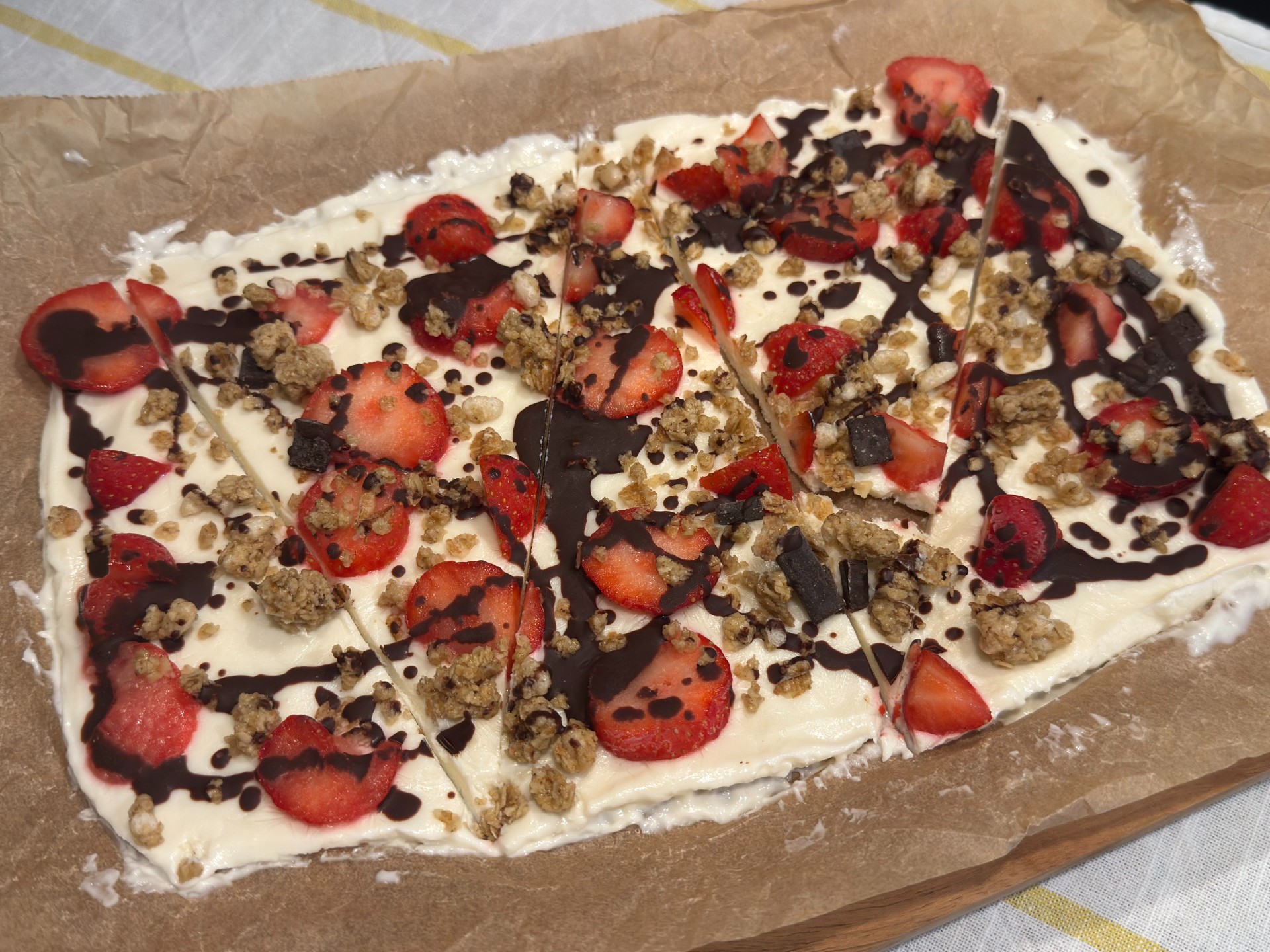 Protein Yogurt Bark. Κρεμώδες γιαούρτι με πρωτεΐνη, μέλι και επικαλύψεις που παγώνουν στην κατάψυξη και σπάνε σε απολαυστικά κομμάτια.
