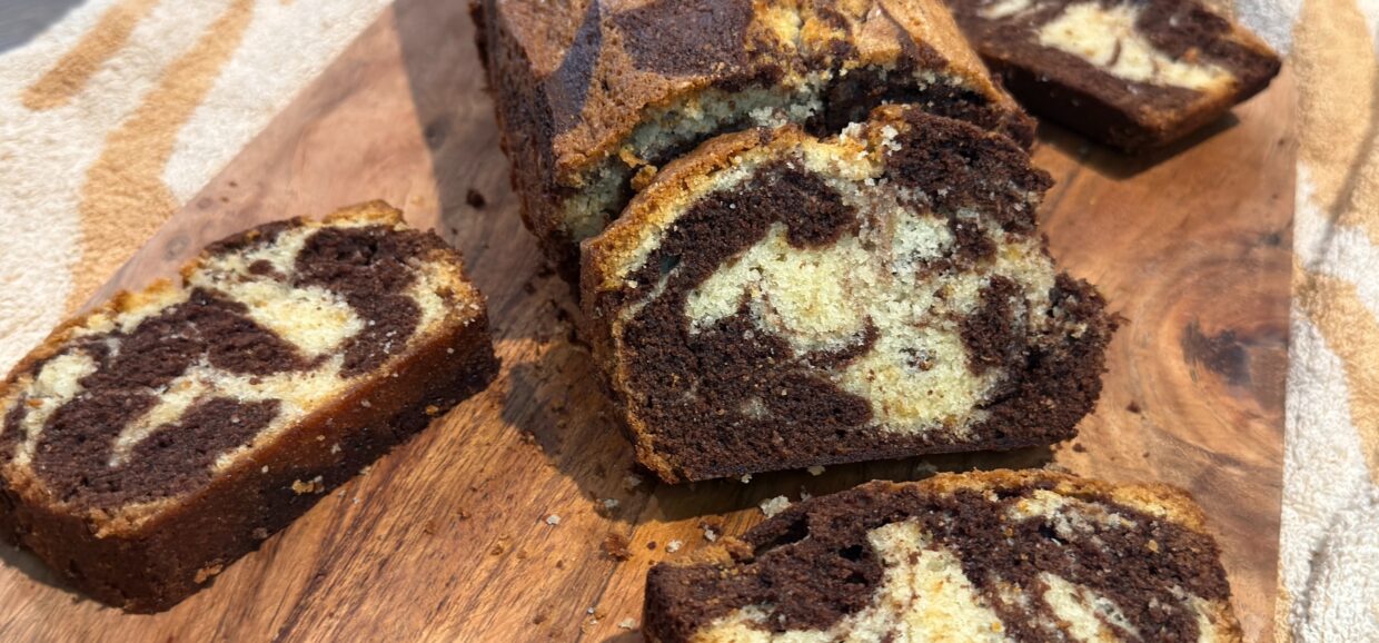 Το πιο αφράτο δίχρωμο Marble Cake με βανίλια και σοκολάτα! Εύκολη συνταγή βήμα-βήμα, ζουμερή υφή και εντυπωσιακό σχέδιο.