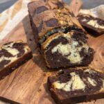 Το πιο αφράτο δίχρωμο Marble Cake με βανίλια και σοκολάτα! Εύκολη συνταγή βήμα-βήμα, ζουμερή υφή και εντυπωσιακό σχέδιο.