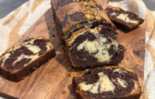 Το πιο αφράτο δίχρωμο Marble Cake με βανίλια και σοκολάτα! Εύκολη συνταγή βήμα-βήμα, ζουμερή υφή και εντυπωσιακό σχέδιο.
