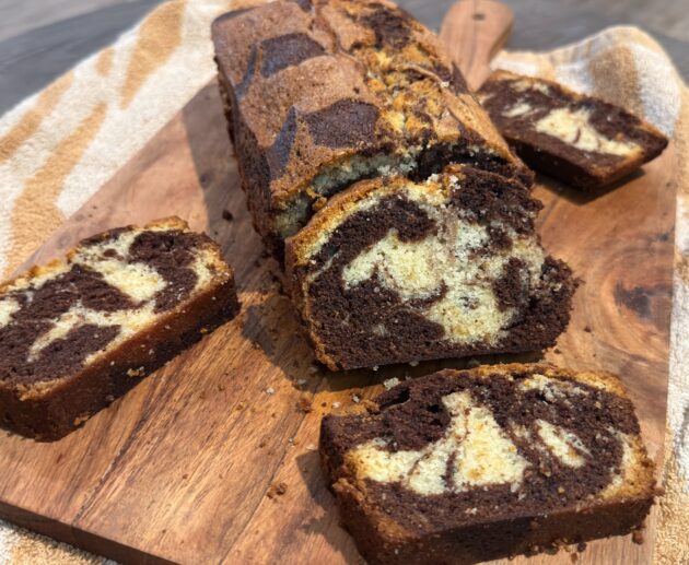 Το πιο αφράτο δίχρωμο Marble Cake με βανίλια και σοκολάτα! Εύκολη συνταγή βήμα-βήμα, ζουμερή υφή και εντυπωσιακό σχέδιο.