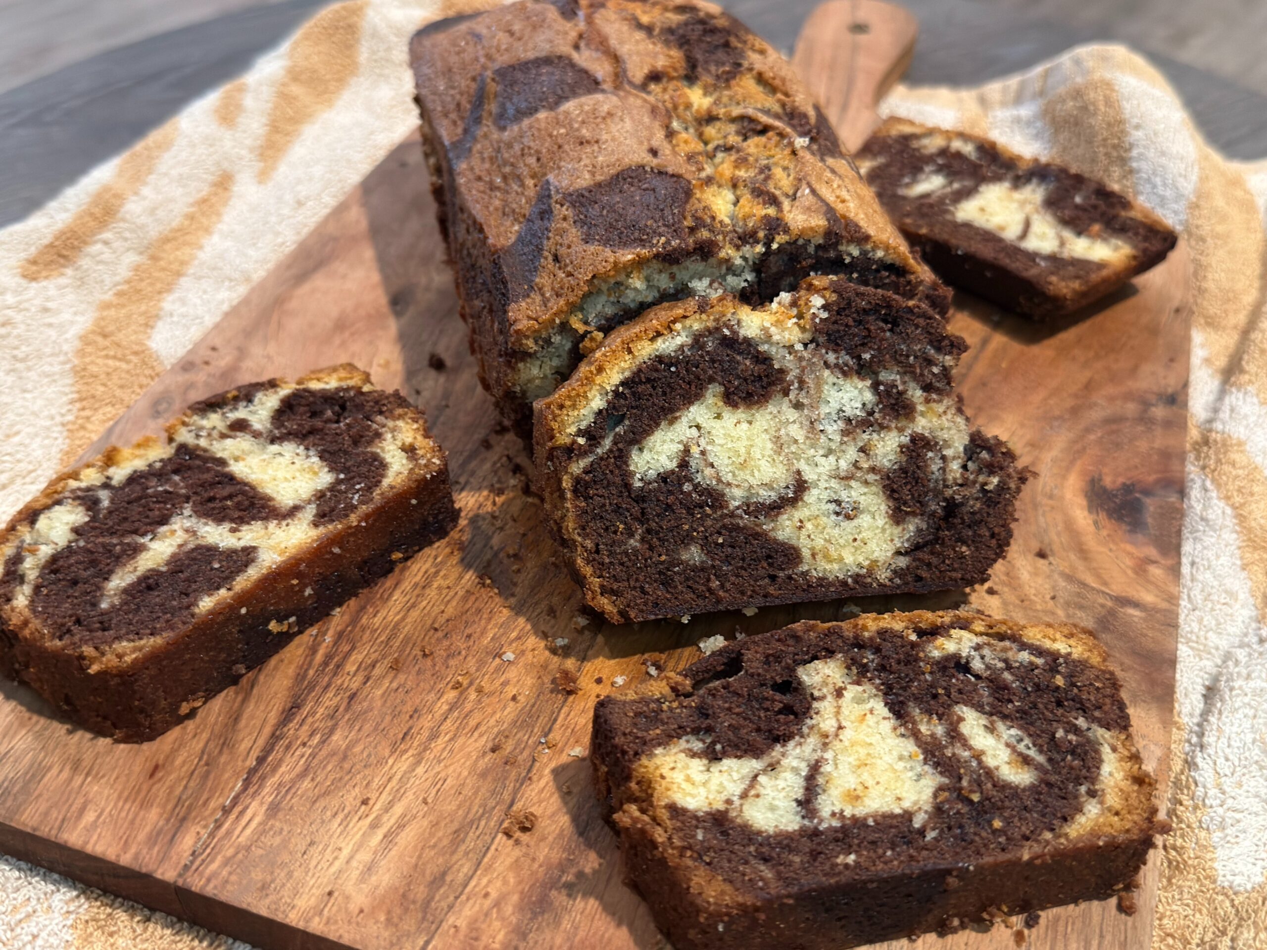 Το πιο αφράτο δίχρωμο Marble Cake με βανίλια και σοκολάτα! Εύκολη συνταγή βήμα-βήμα, ζουμερή υφή και εντυπωσιακό σχέδιο.