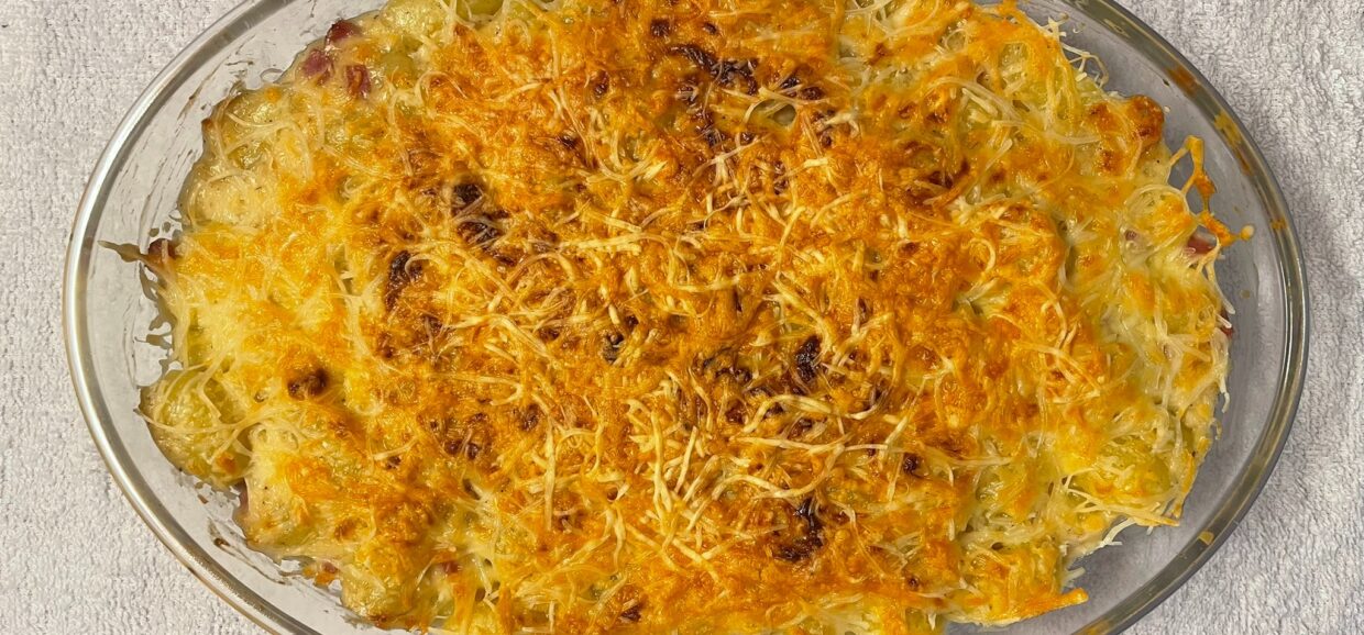 Μία απολαυστική εκδοχή του κλασικού mac and cheese, όπου τα μακαρόνια αντικαθίστανται από νιόκι πατάτας.