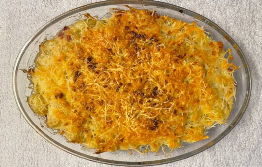 Μία απολαυστική εκδοχή του κλασικού mac and cheese, όπου τα μακαρόνια αντικαθίστανται από νιόκι πατάτας.