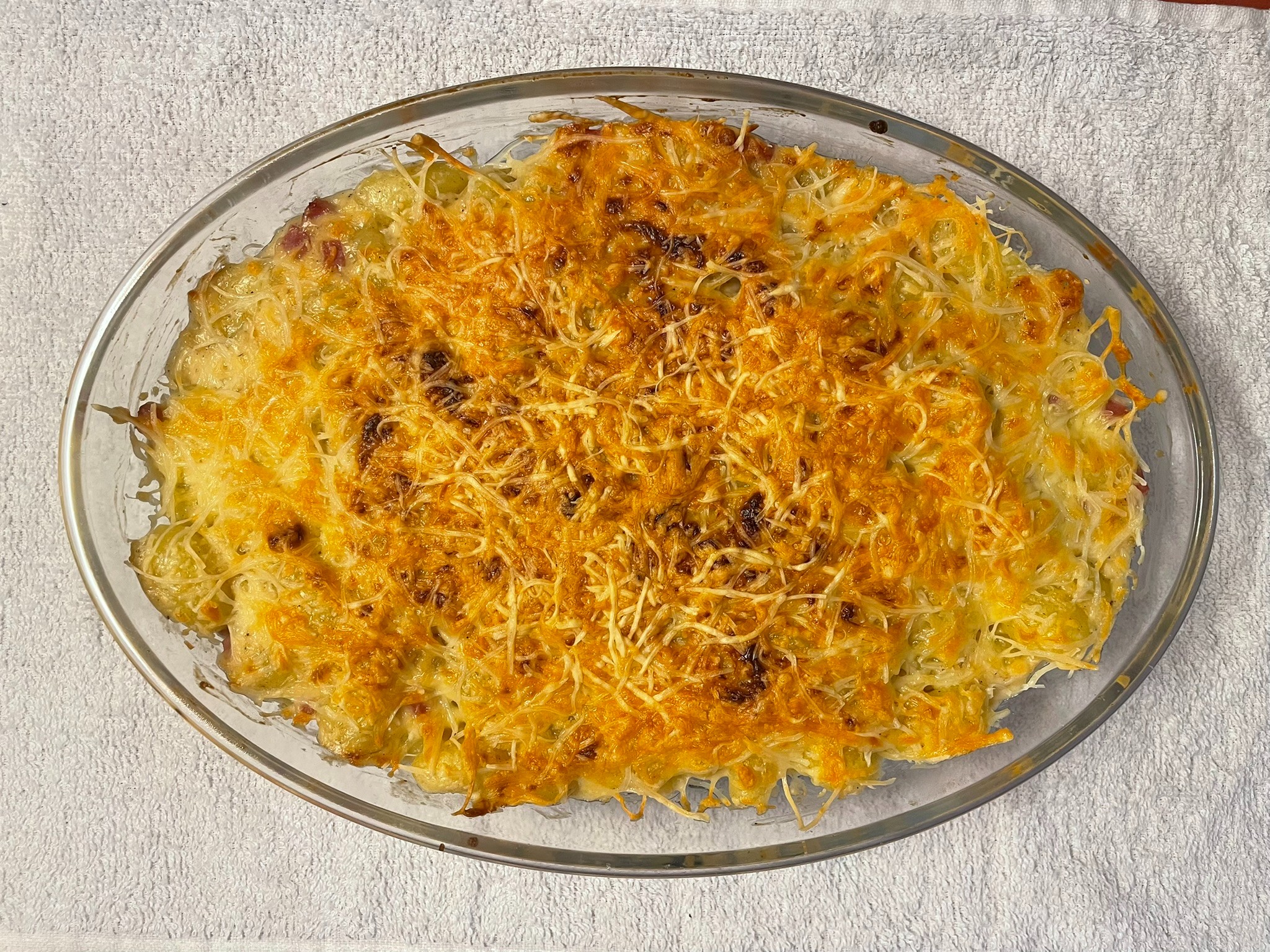 Μία απολαυστική εκδοχή του κλασικού mac and cheese, όπου τα μακαρόνια αντικαθίστανται από νιόκι πατάτας.