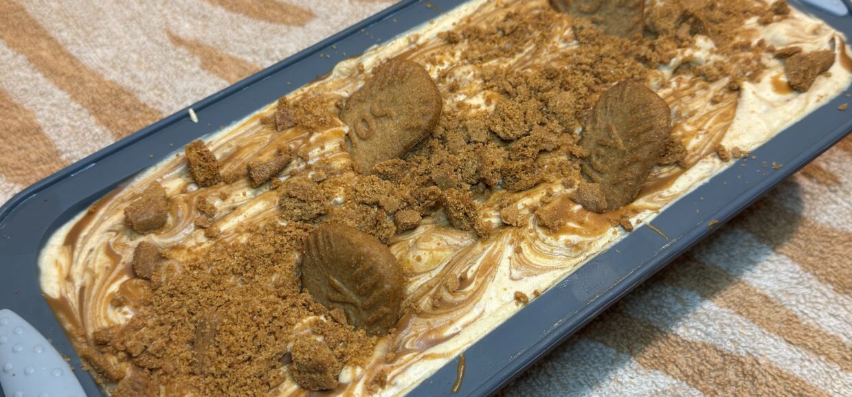 Φτιάξε το πιο κρεμώδες παγωτό Speculoos χωρίς παγωτομηχανή με μόνο 5 υλικά! Εύκολη viral συνταγή με πραλίνα και μπισκότα Speculoos.