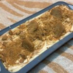 Φτιάξε το πιο κρεμώδες παγωτό Speculoos χωρίς παγωτομηχανή με μόνο 5 υλικά! Εύκολη viral συνταγή με πραλίνα και μπισκότα Speculoos.