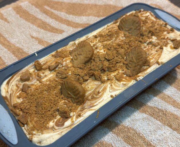 Φτιάξε το πιο κρεμώδες παγωτό Speculoos χωρίς παγωτομηχανή με μόνο 5 υλικά! Εύκολη viral συνταγή με πραλίνα και μπισκότα Speculoos.