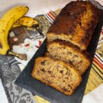 Το πιο αφράτο Banana Bread με σοκολάτα! Εύκολη συνταγή με ώριμες μπανάνες, ζουμερή υφή και πλούσια γεύση που θα λατρέψει όλη η οικογένεια.