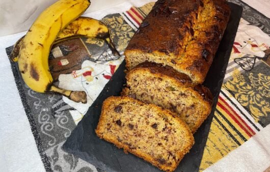 Το πιο αφράτο Banana Bread με σοκολάτα! Εύκολη συνταγή με ώριμες μπανάνες, ζουμερή υφή και πλούσια γεύση που θα λατρέψει όλη η οικογένεια.