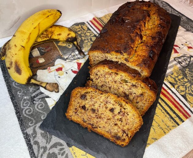 Το πιο αφράτο Banana Bread με σοκολάτα! Εύκολη συνταγή με ώριμες μπανάνες, ζουμερή υφή και πλούσια γεύση που θα λατρέψει όλη η οικογένεια.