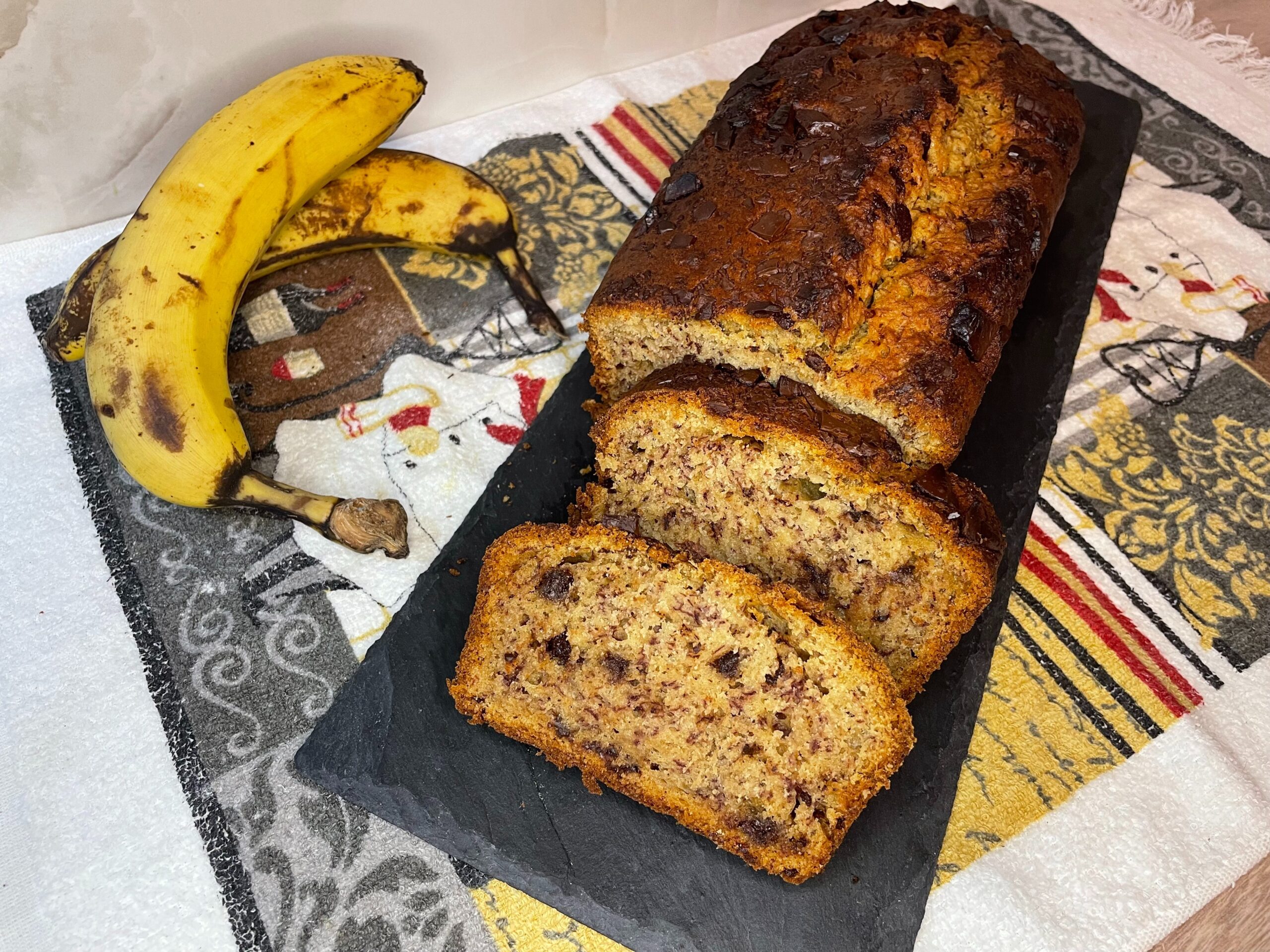 Το πιο αφράτο Banana Bread με σοκολάτα! Εύκολη συνταγή με ώριμες μπανάνες, ζουμερή υφή και πλούσια γεύση που θα λατρέψει όλη η οικογένεια.