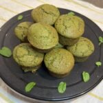 Αφράτα Matcha Cupcakes με άρωμα λεμονιού και βουτυρένια υφή! Εύκολη συνταγή για 12 cupcakes με μοναδικό πράσινο χρώμα και ξεχωριστή γεύση.