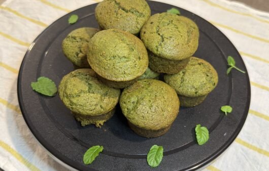 Αφράτα Matcha Cupcakes με άρωμα λεμονιού και βουτυρένια υφή! Εύκολη συνταγή για 12 cupcakes με μοναδικό πράσινο χρώμα και ξεχωριστή γεύση.