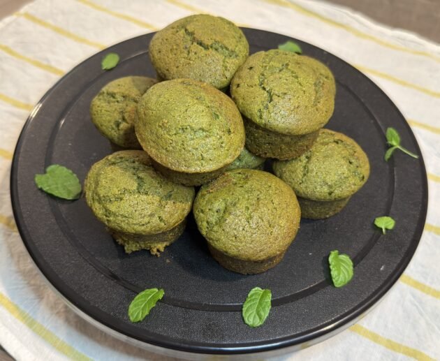 Αφράτα Matcha Cupcakes με άρωμα λεμονιού και βουτυρένια υφή! Εύκολη συνταγή για 12 cupcakes με μοναδικό πράσινο χρώμα και ξεχωριστή γεύση.