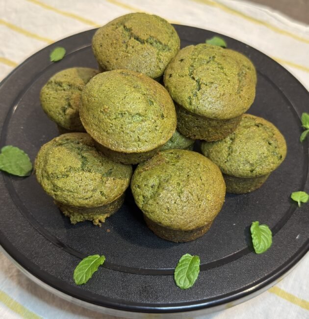 Αφράτα Matcha Cupcakes με άρωμα λεμονιού και βουτυρένια υφή! Εύκολη συνταγή για 12 cupcakes με μοναδικό πράσινο χρώμα και ξεχωριστή γεύση.